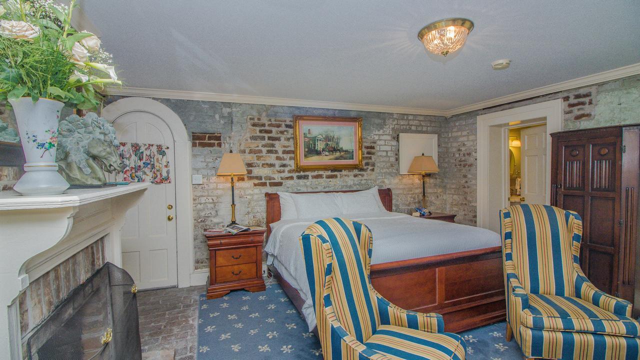 Bed & Breakfast Dresser Palmer House