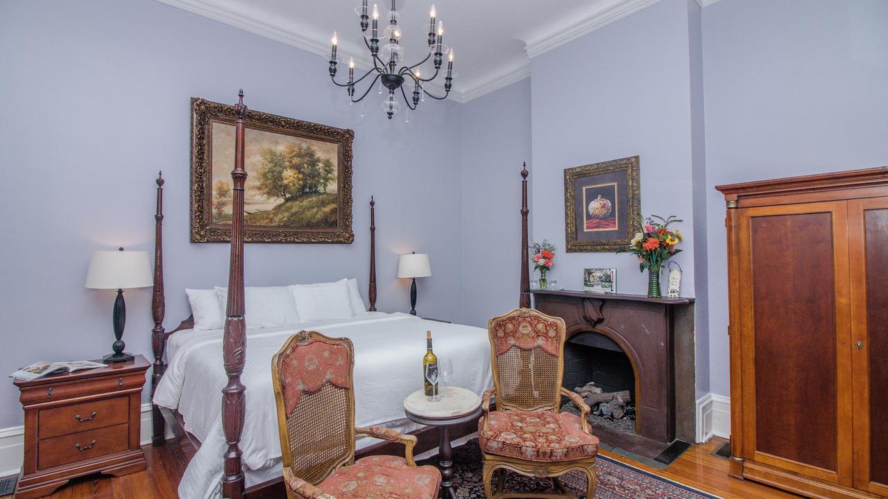 Dresser Palmer House Bed & Breakfast