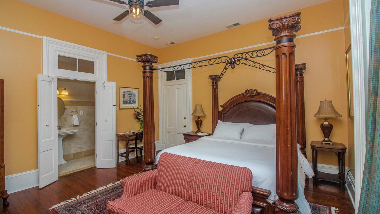 Bed & Breakfast Dresser Palmer House Savannah