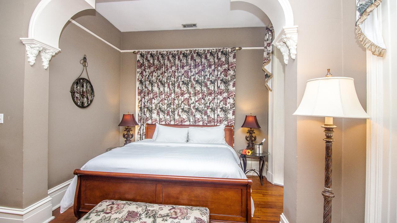 Bed & Breakfast Dresser Palmer House