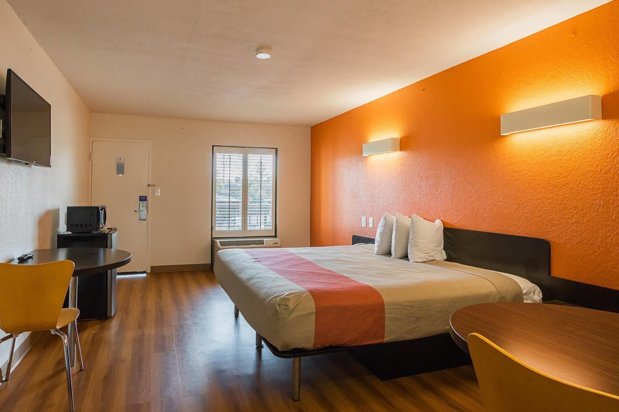 Hotel 6-savannah, Ga - Midtown Savannah