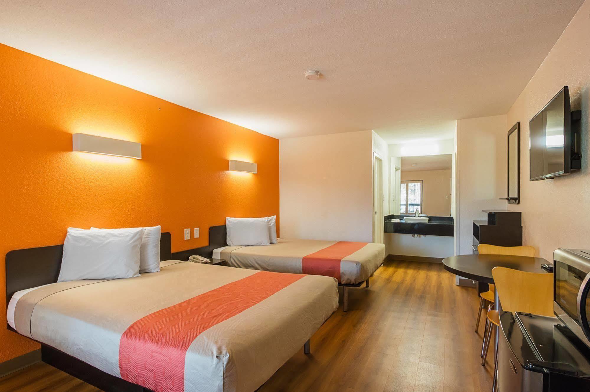 Hotel 6-savannah, Ga - Midtown 2*