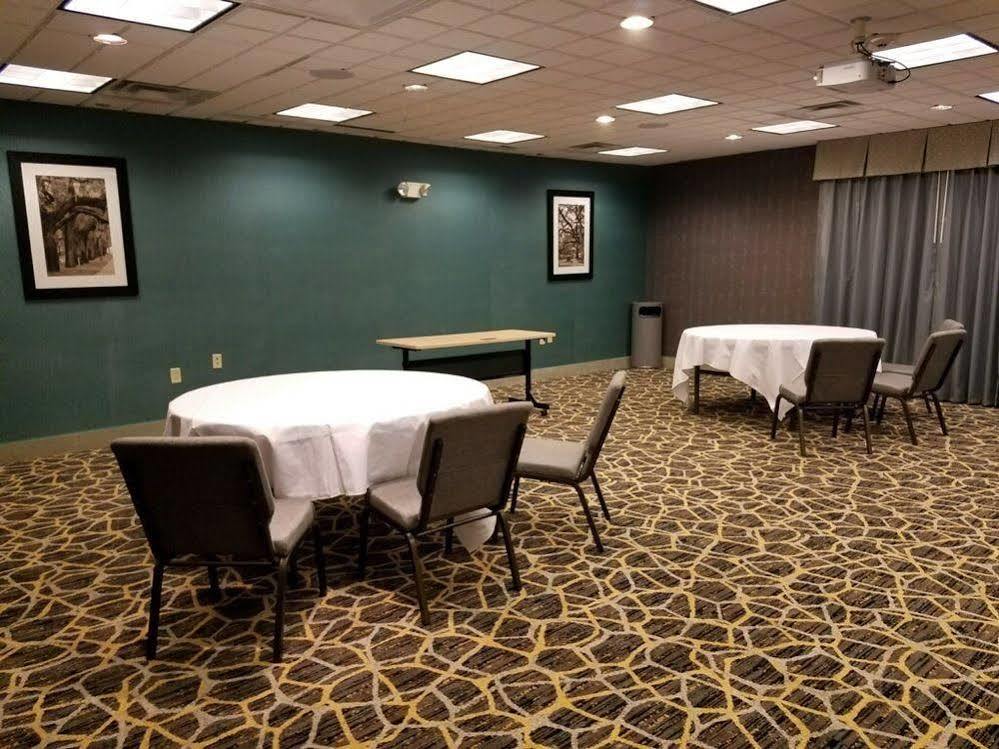 Wingate By Wyndham Pooler Hotel 3*
