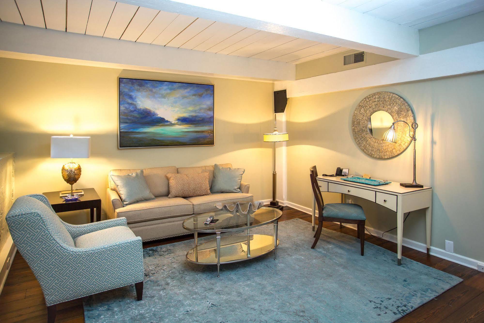 Hotel Olde Harbour Inn, Historic Of Collection