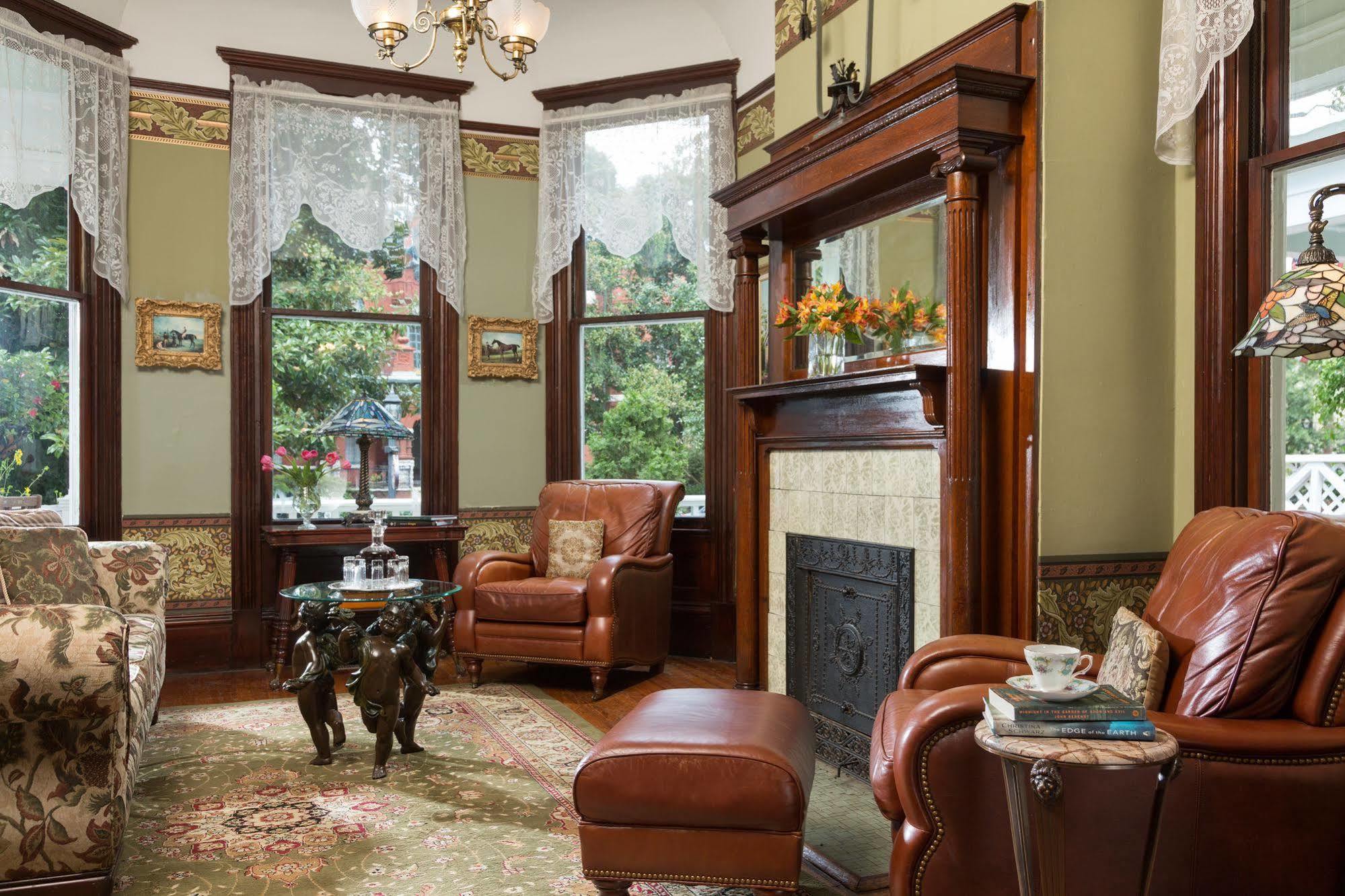 Azalea And Bed & Breakfast