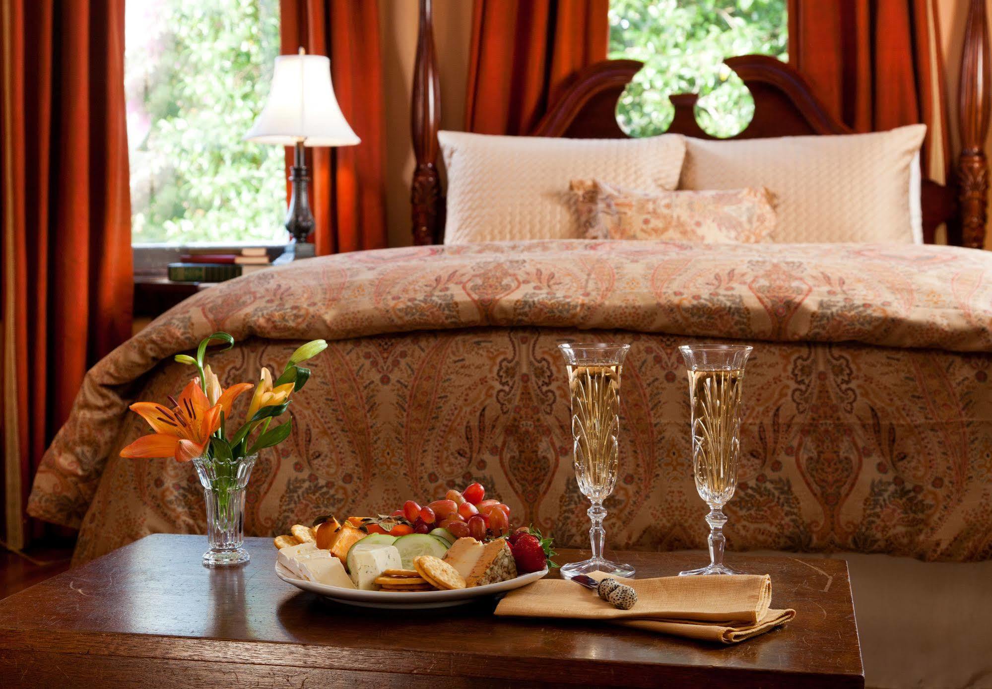 Azalea And Bed & Breakfast