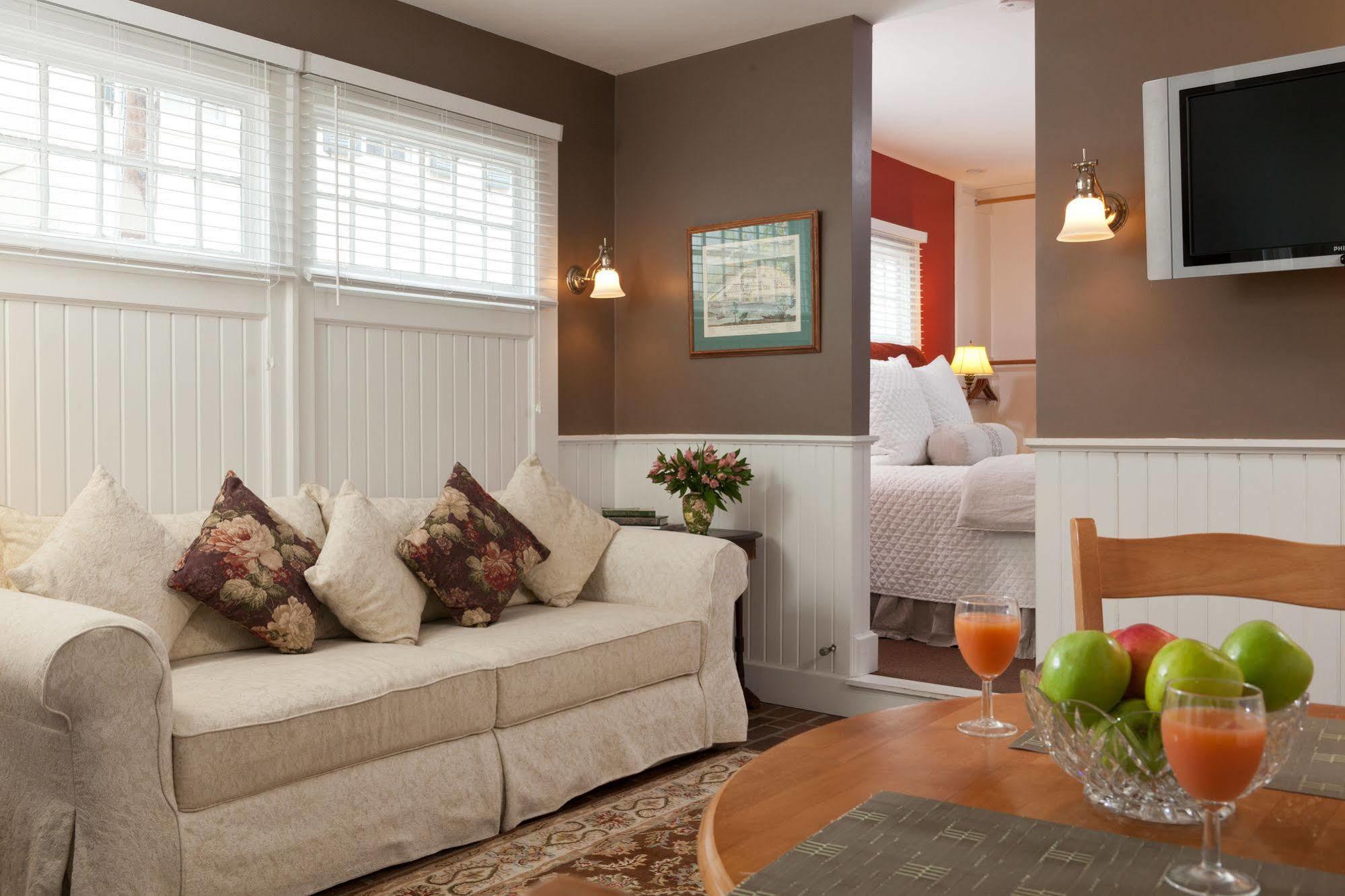 Azalea And Bed & Breakfast Savannah