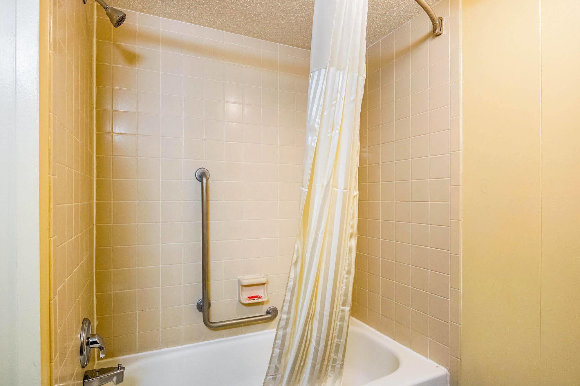 Econo Lodge *