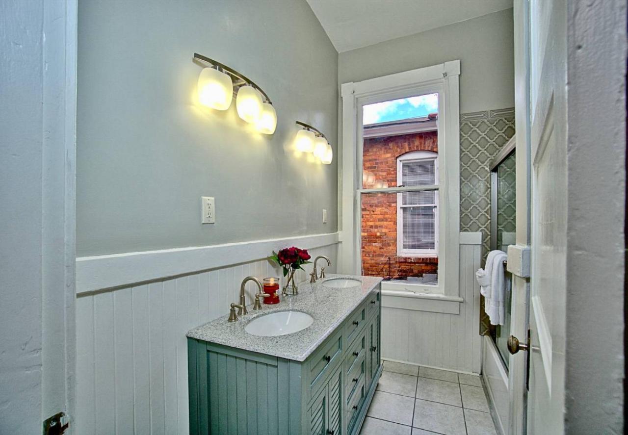 Apartment 2 Bedroom Renovated Townhouse In Downtown Savannah