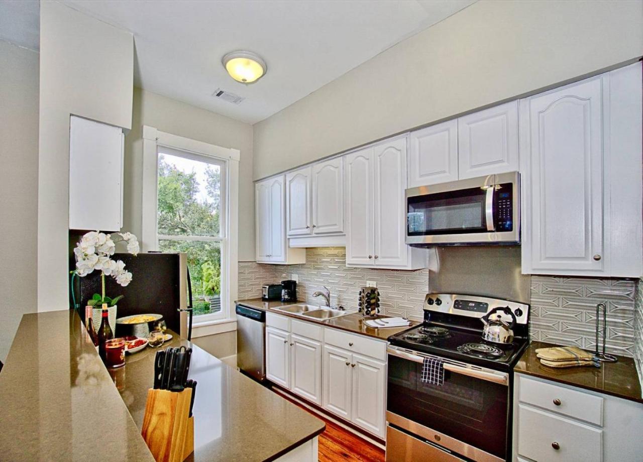 2 Bedroom Renovated Townhouse In Downtown Savannah