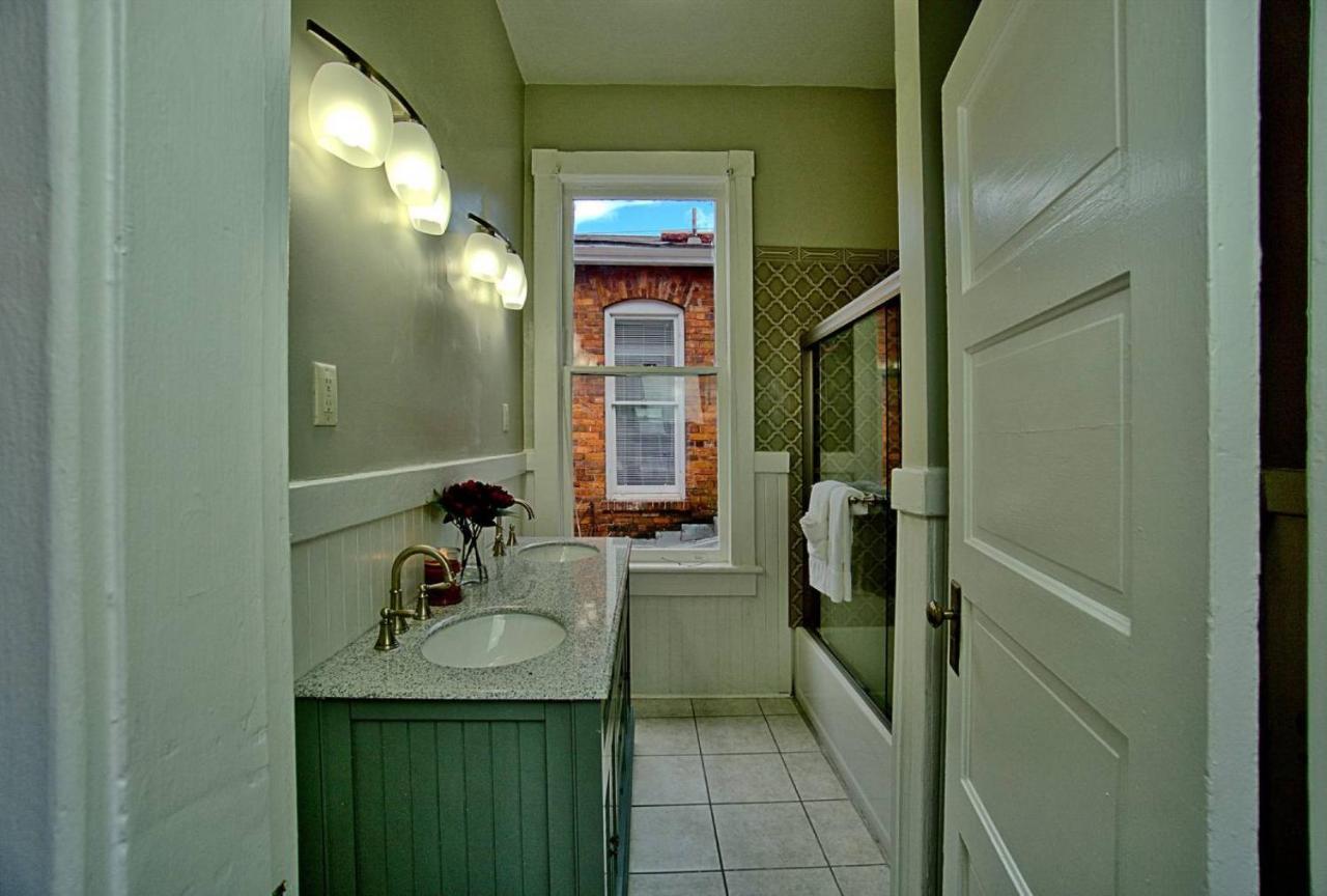 Apartment 2 Bedroom Renovated Townhouse In Downtown *