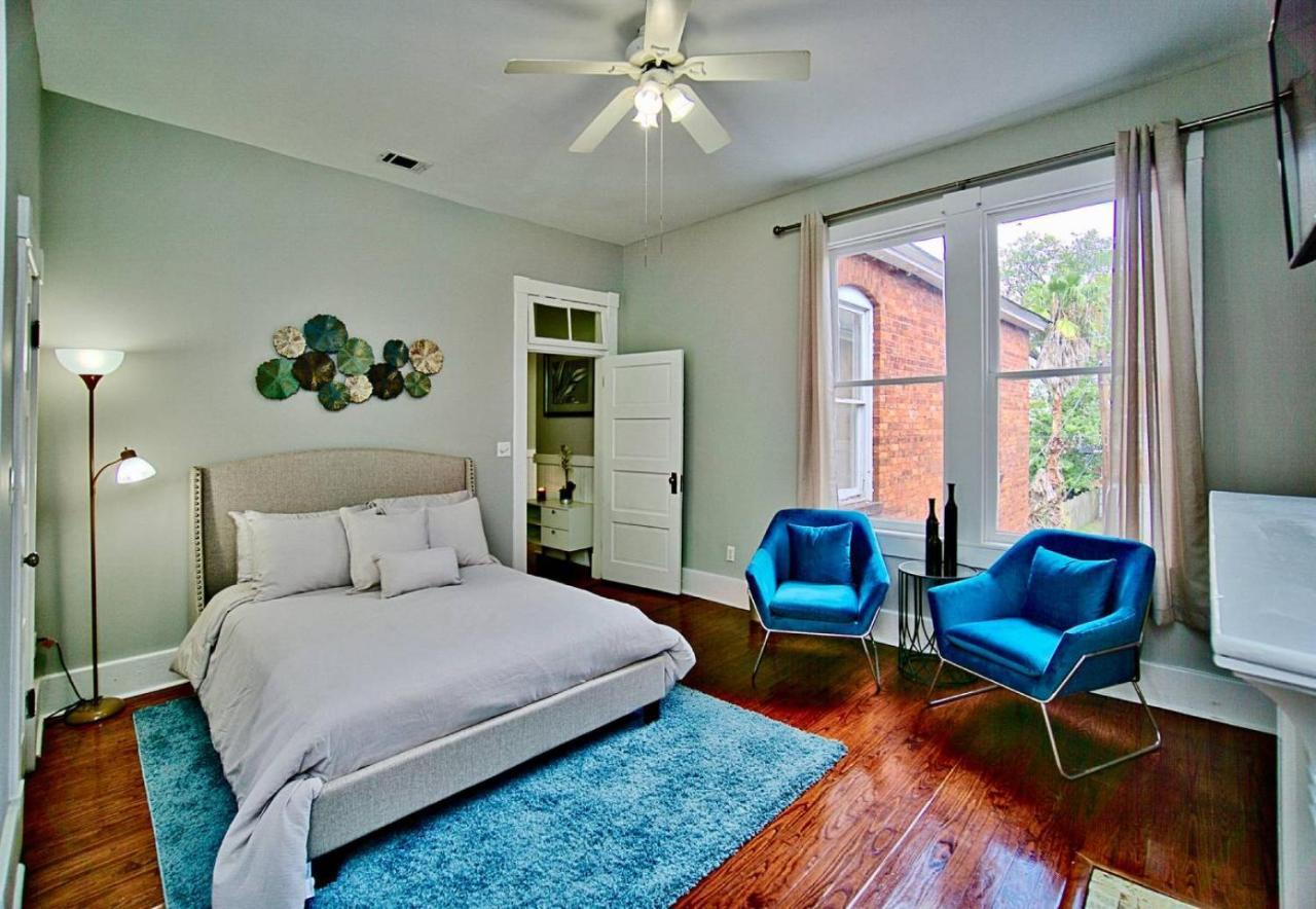 Apartment 2 Bedroom Renovated Townhouse In Downtown