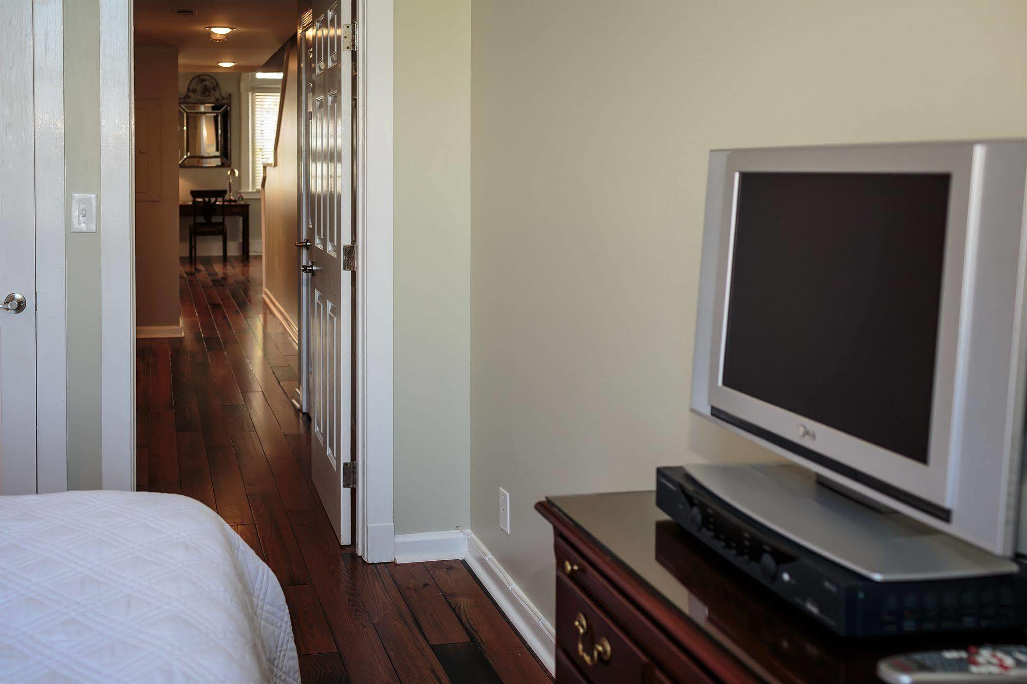 Hotel Olde Harbour Inn, Historic Of Collection