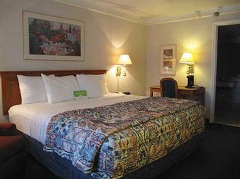 6 Ga Gateway & I95 Hotel Savannah