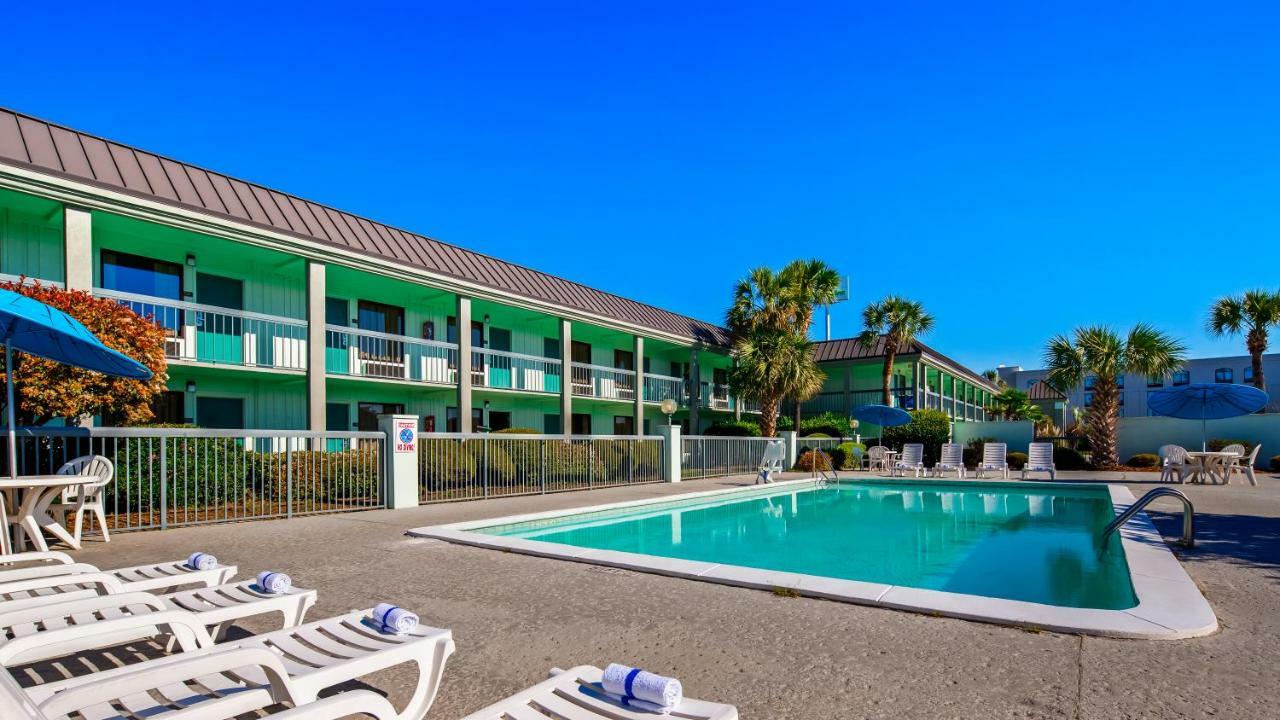 Ramada By Wyndham Savannah Gateway Motel