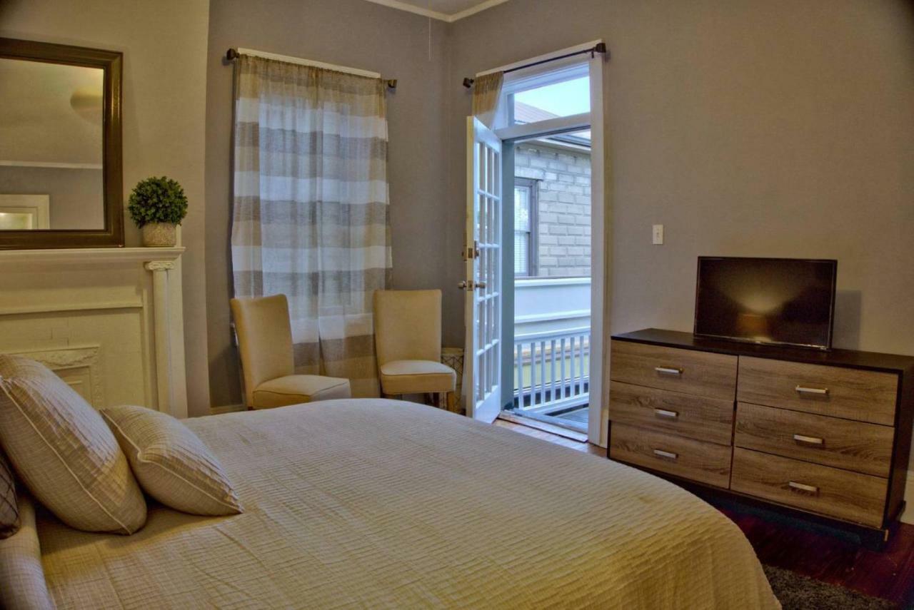 Bed & Breakfast Downtown Oasis
