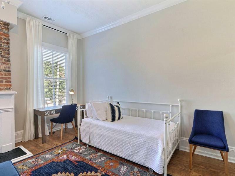 Apartment Gallery - Parkside Manor *