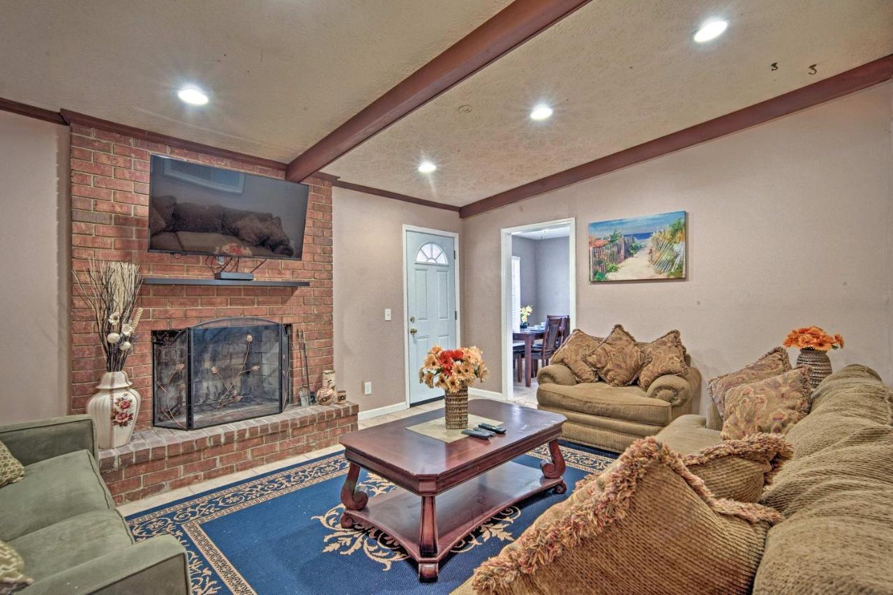 Holiday home Updated With Yard - Near River Street! Savannah