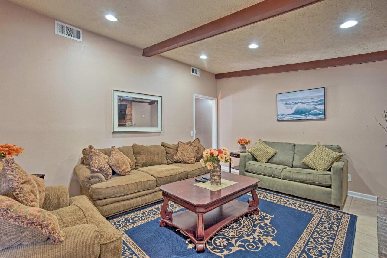 Holiday home Updated With Yard - Near River Street!