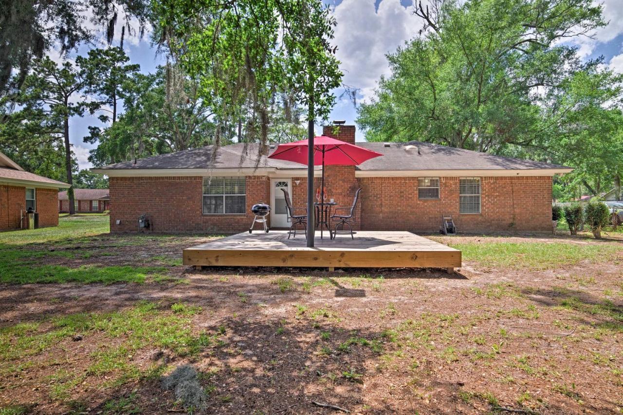 Updated With Yard - Near River Street! Holiday home