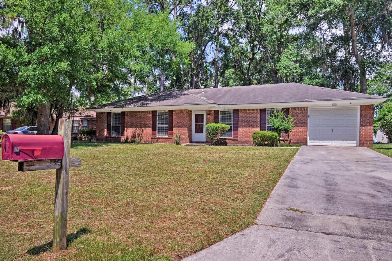 Holiday home Updated With Yard - Near River Street! *