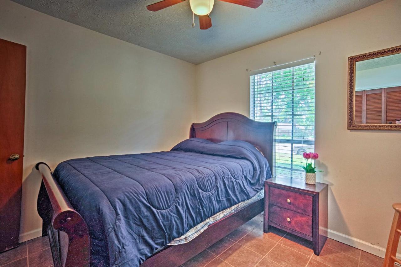 Holiday home Updated With Yard - Near River Street!