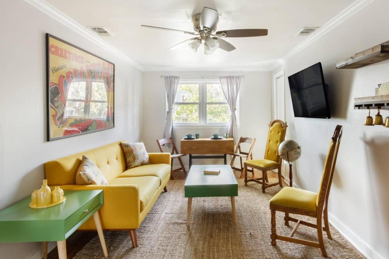 Apartment Vibrant, Colorful Building With Backyard Firepit And Games Savannah
