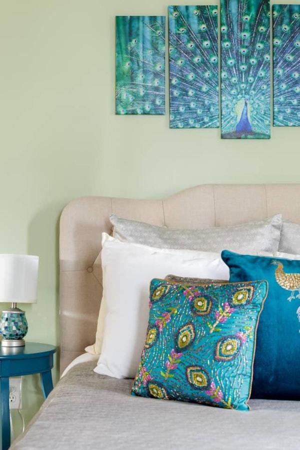 Apartment Vibrant, Colorful Building With Backyard Firepit And Games Savannah