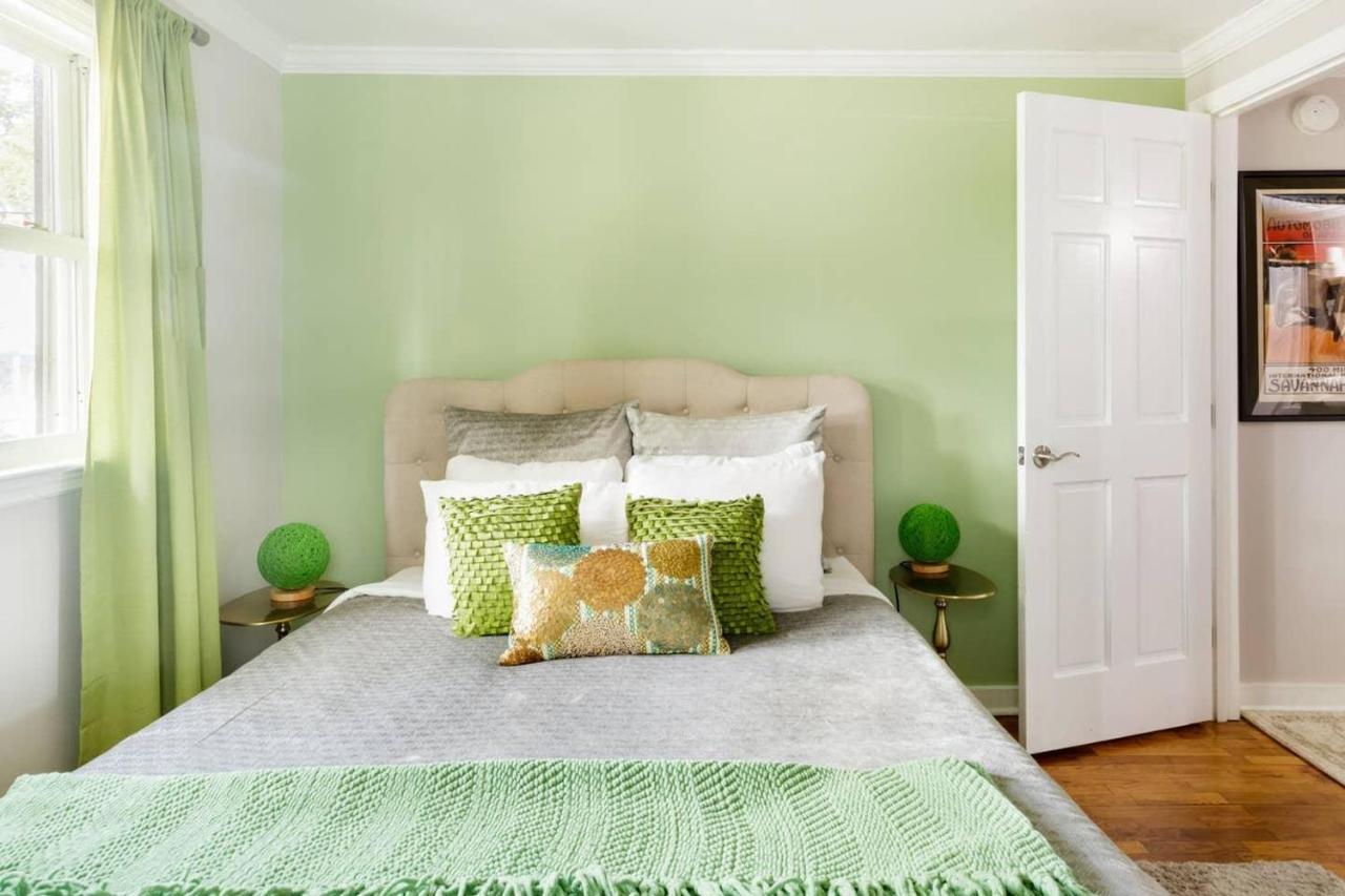 Apartment Vibrant, Colorful Building With Backyard Firepit And Games Savannah