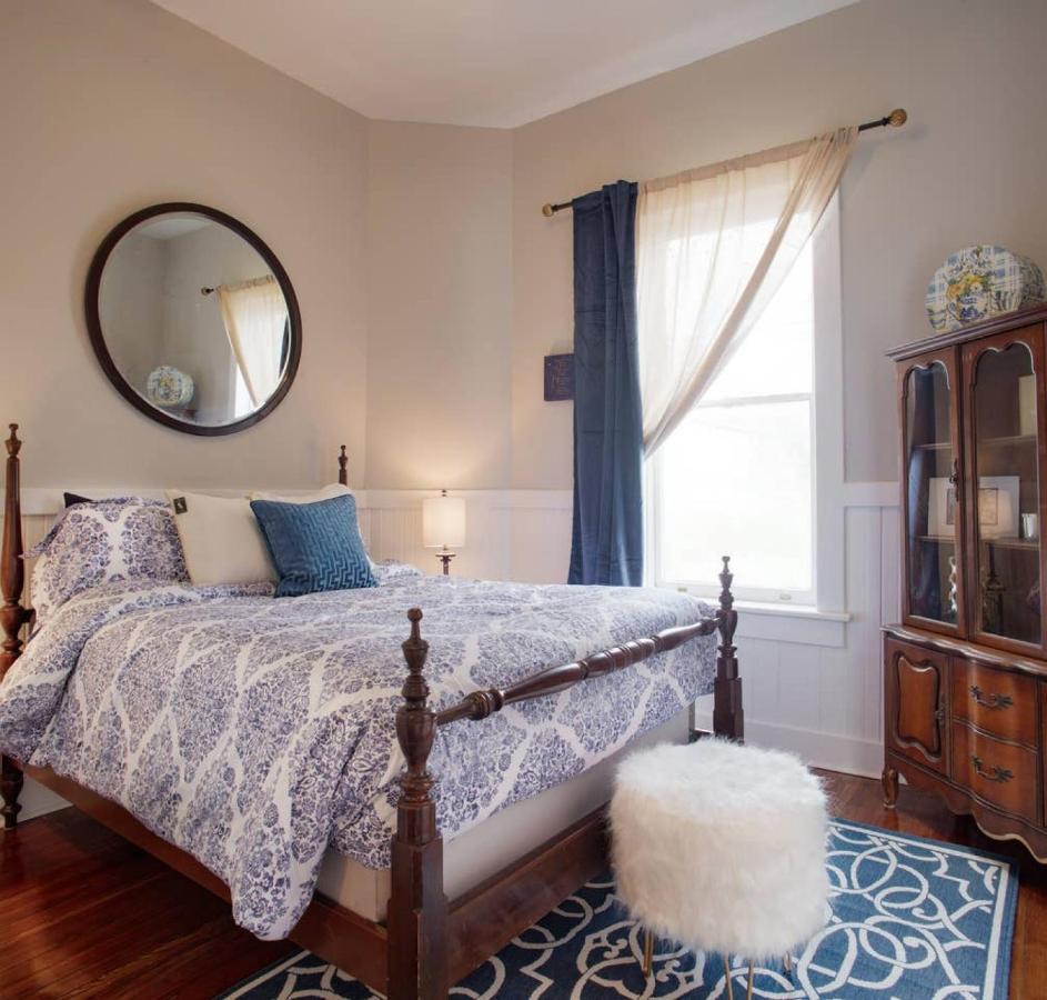 Modern 4 Bed Brownstone In Historic Downtown Bed & Breakfast Savannah