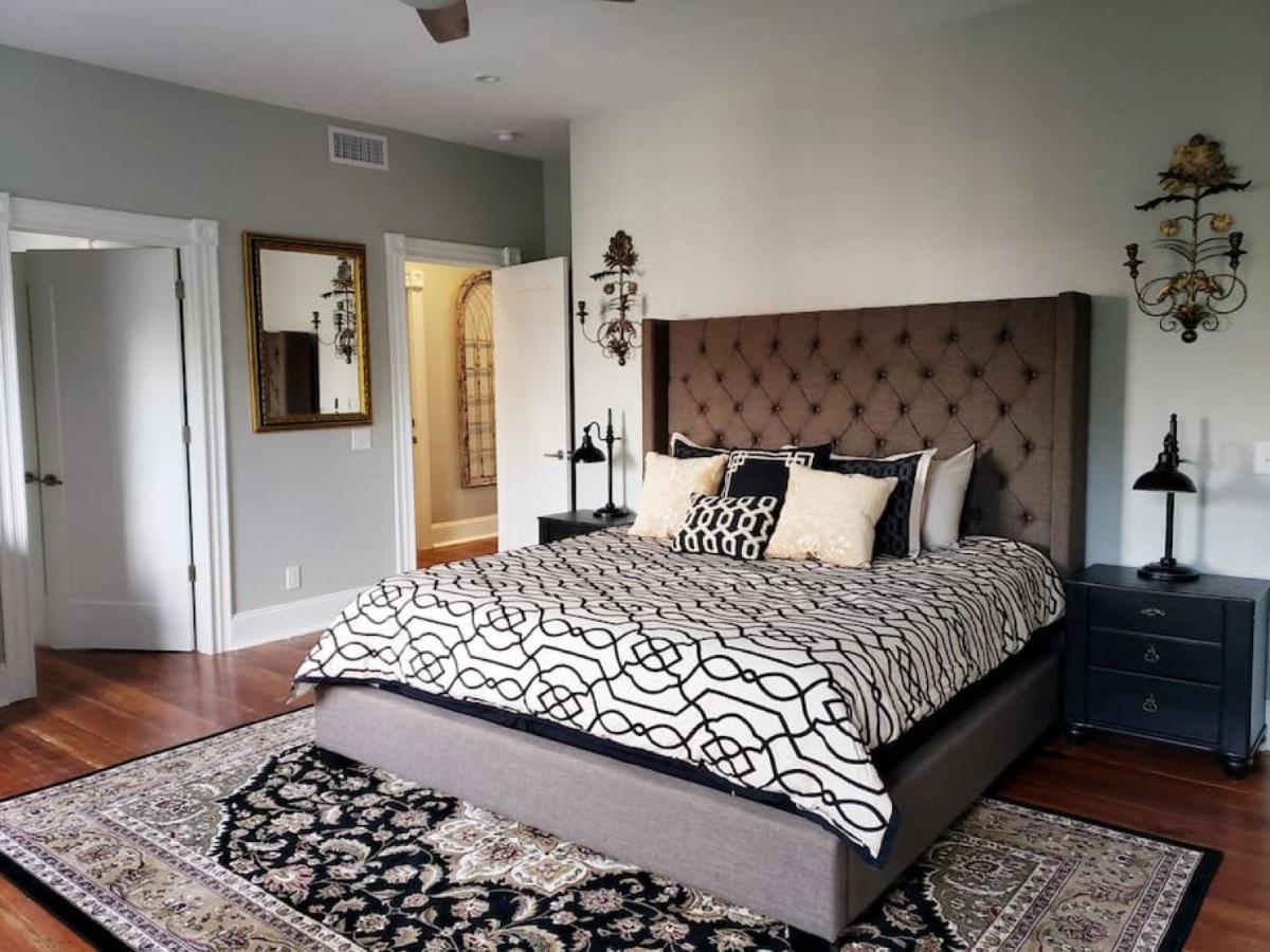 Newly Renovated 4 Bed 3 Bath And 2 Parking Spots Holiday home Savannah