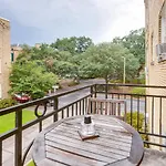 Walkable Savannah Escape In Historic District!