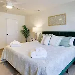 Contemporary Stylish Home Btw Dwtn Savannah&Tybee!