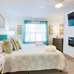 Contemporary Stylish Home Btw Dwtn Savannah&Tybee!