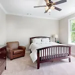 Modern 3 Bed/3 Bath House In Savannah