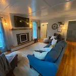Cozy Savannah Cottage-Modern Comforts, Warm Charm
