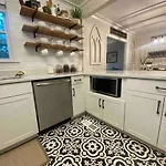 Cozy Savannah Cottage-Modern Comforts, Warm Charm