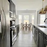 Modern Home Near Beach & City Dog Friendly