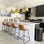 Modern Home Near Beach & City Dog Friendly