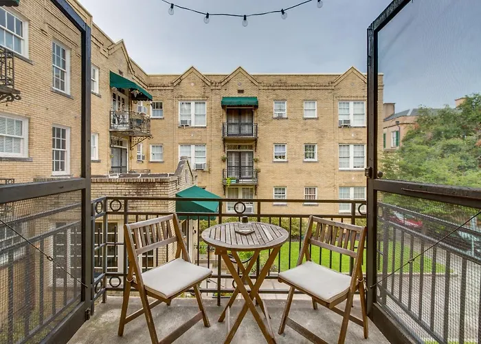 Walkable Savannah Escape In Historic District!