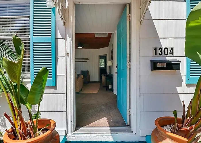 Picturesque Bungalow In Savannah