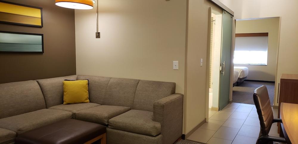 Hyatt Place Airport Hotel
