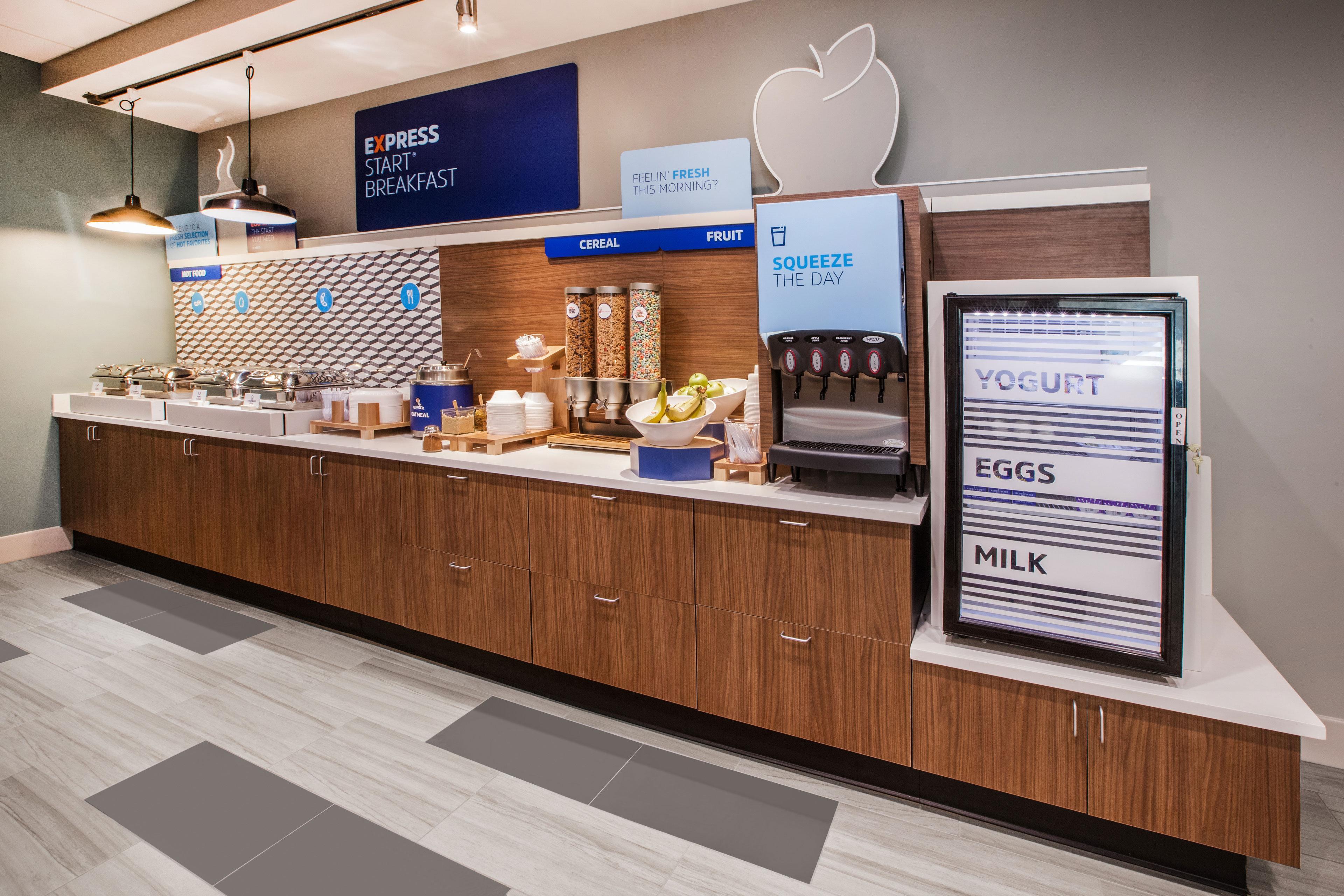 Express & - W - Chatham Parkway By Ihg Hotel