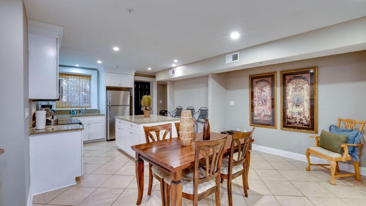 4 Bedroom Beauty Steps From The River Savannah