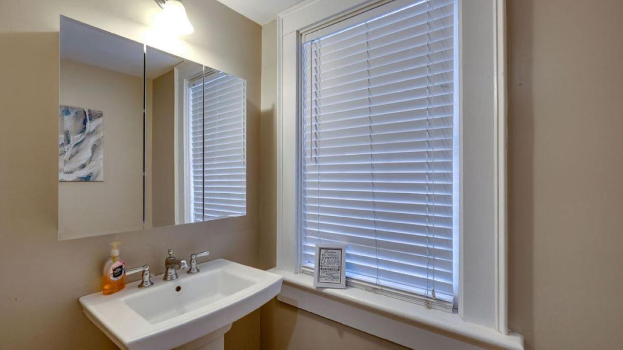 4 Bedroom Beauty Steps From The River Savannah