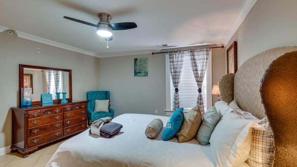 4 Bedroom Beauty Steps From The River Apartment Savannah