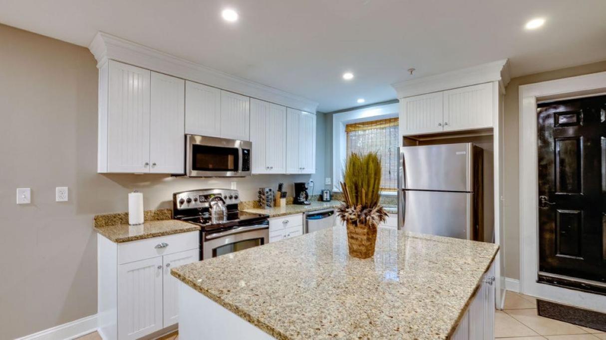 4 Bedroom Beauty Steps From The River Apartment *