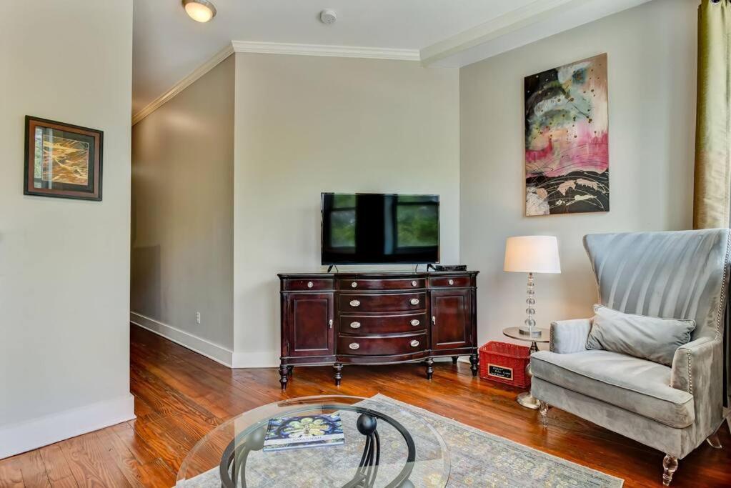 Apartment Loft Steps From Hall And River Streets Savannah