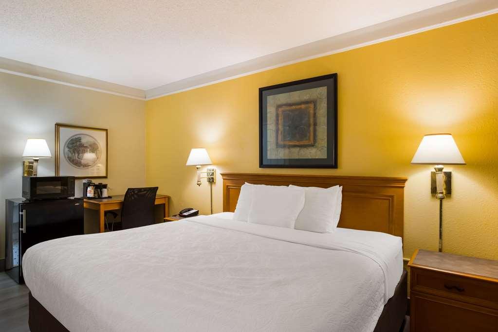 Econo Hotel *