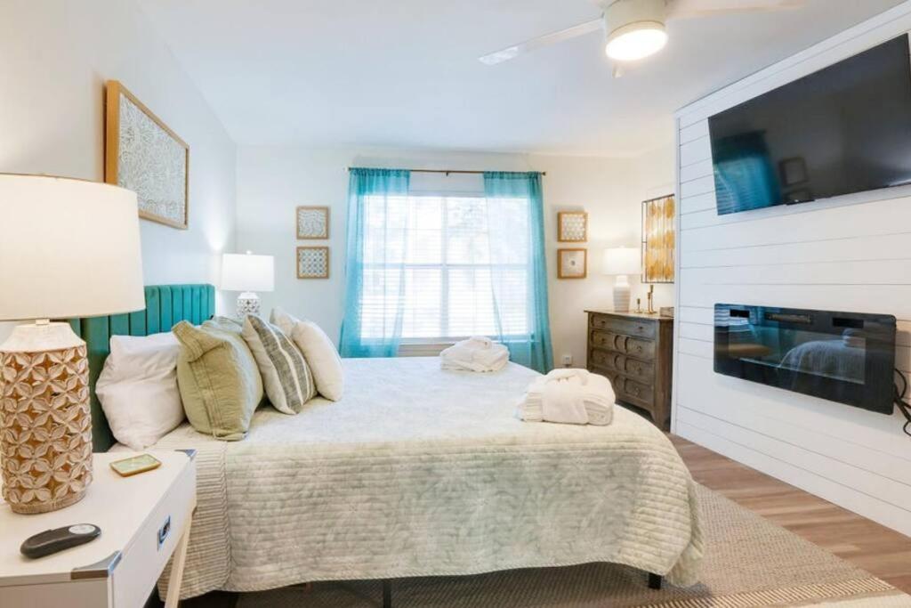 Contemporary Stylish Btw Dwtn Savannah&tybee! *